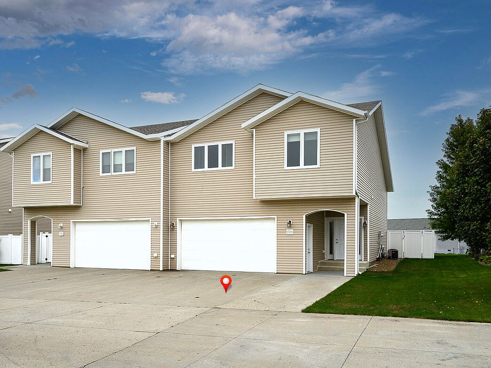 1st image of 1720 Calgary Loop
