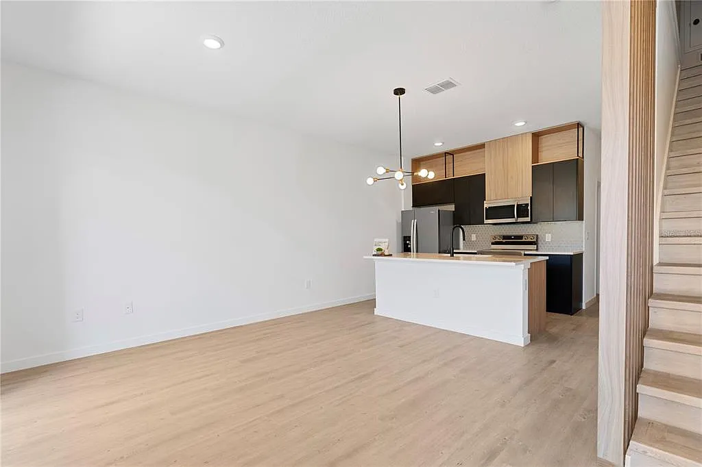 3 bed, 3.0 bath, 1361 sqft, $1,950 — Photo 4