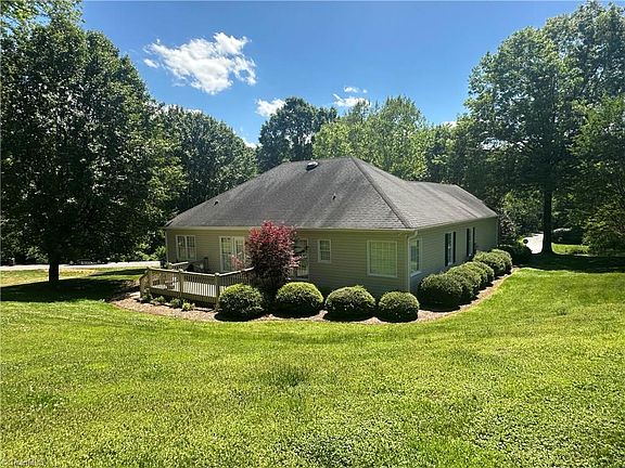 5th image of 136 Valleybrook Dr