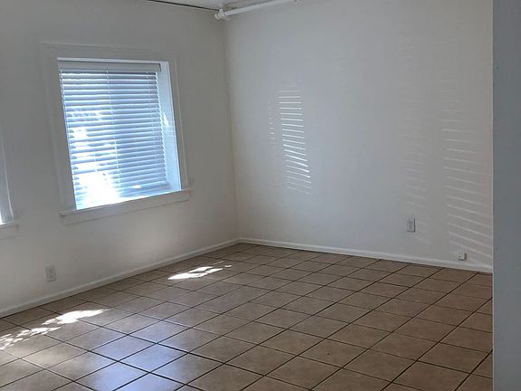 3rd image of 1809 SE Hawthorne Blvd APT B