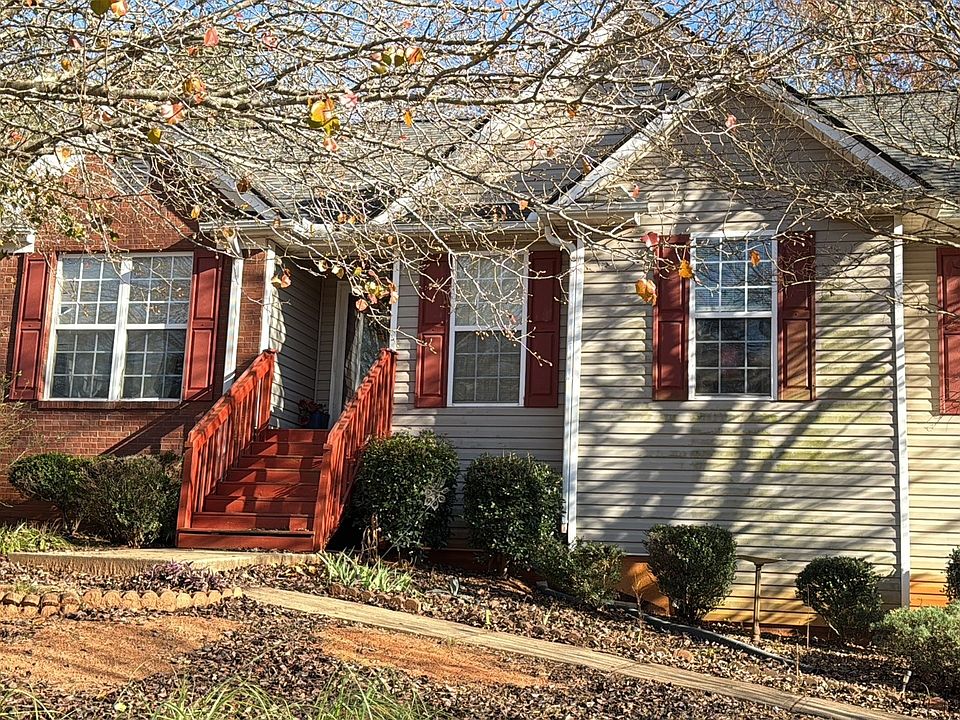 1st image of 115 E Lawn Way
