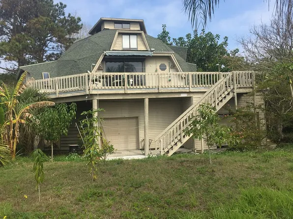 1074 Point Seaside Dr, Crystal Beach, FL 34681