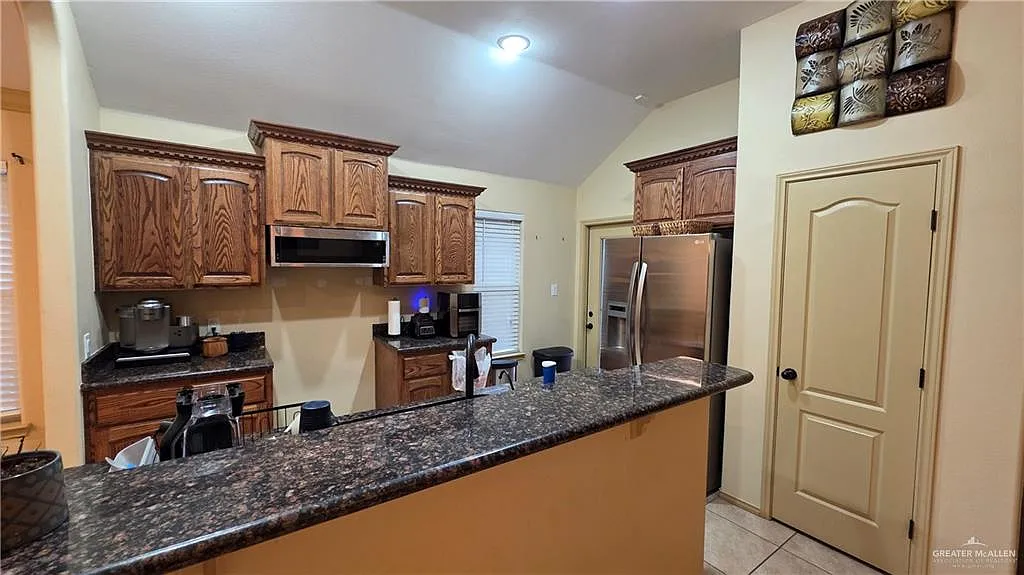 3 bed, 2.0 bath, 1407 sqft, $1,800 — Photo 4