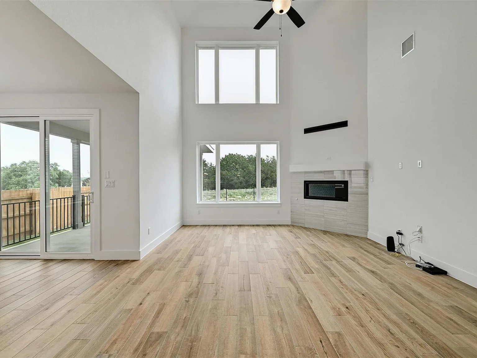 4 bed, 3.0 bath, 2864 sqft, $3,999 — Photo 3