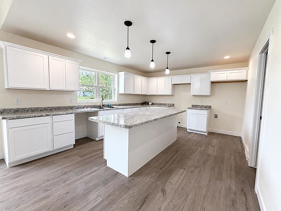 5th image of 312 Village Ln