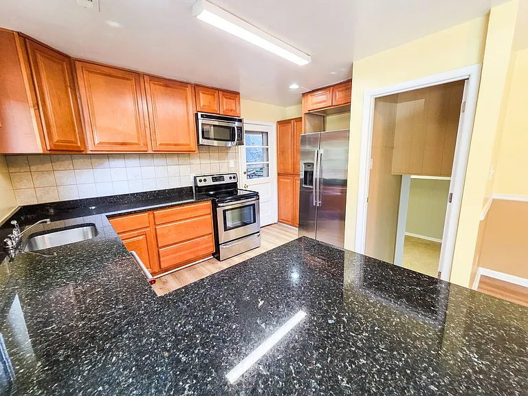 305 Hillsboro Dr — Photo 6