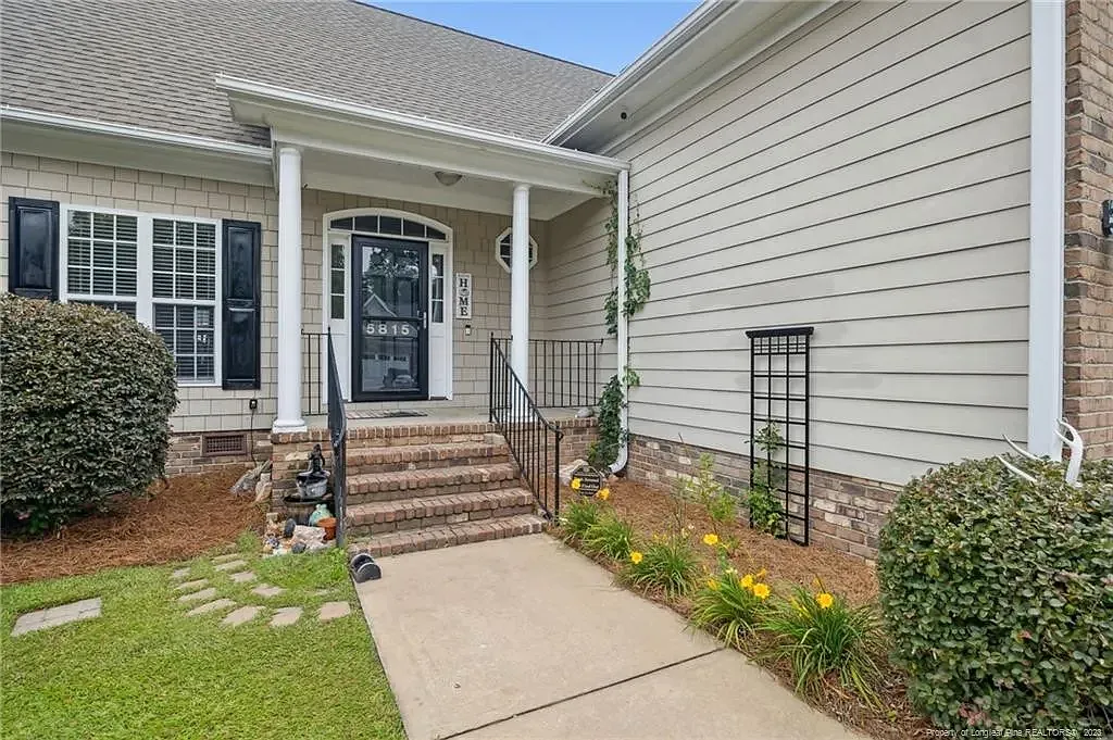 4 bed, 2437 sqft, $2,100 — Photo 3