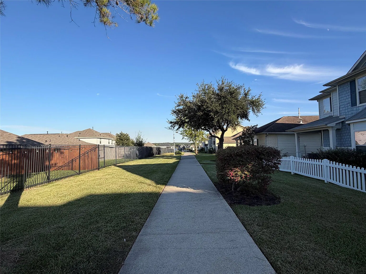 4 bed, 2.5 bath, 2264 sqft, $1,850 — Photo 2