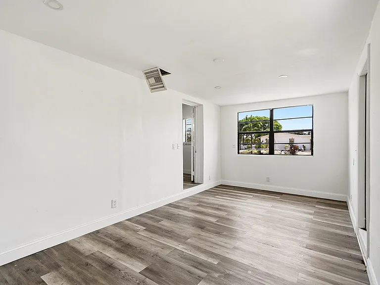 1060 SW 5th Ter — Photo 19