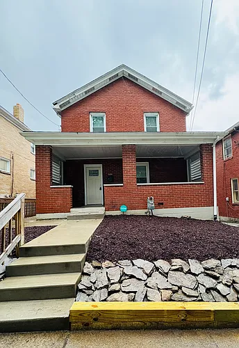 687 Margaret St Photo 1