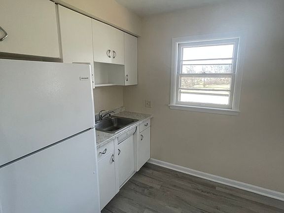 3rd image of 3003 Grand Ave #2B-1BA-928SQFT