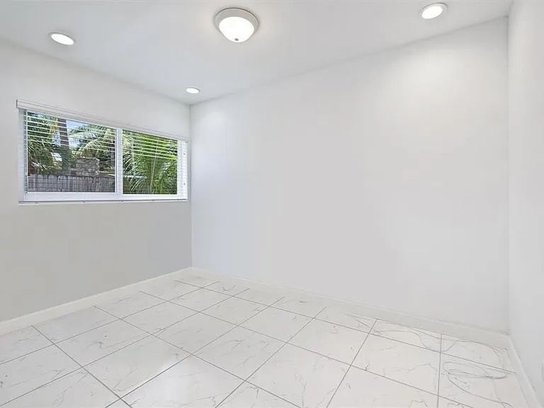 2440 SW 16th St — Photo 10