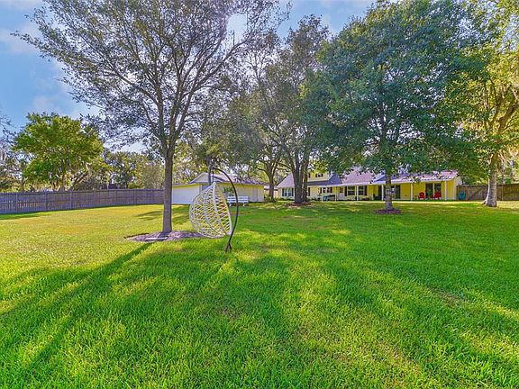 3rd image of 205 W Bayou Dr