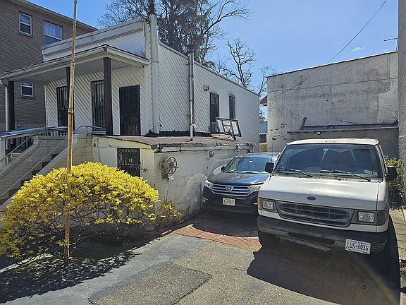5th image of 956 Hegeman Ave #1