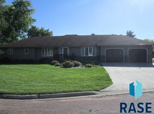 809 Wedgewood St W, Beresford, SD 57004