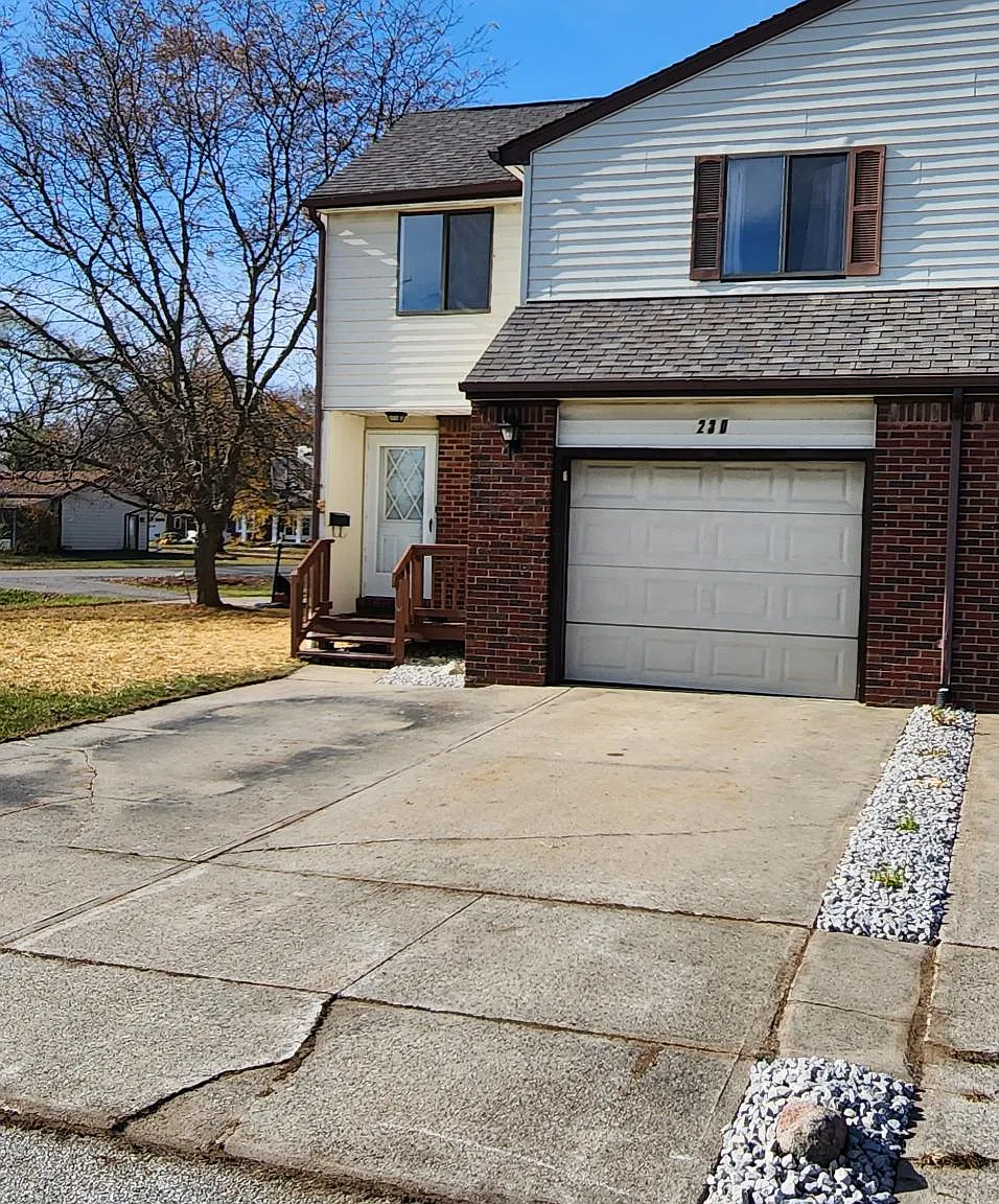 3 bed, 1.5 bath, 1200 sqft, $1,450 — Photo 1