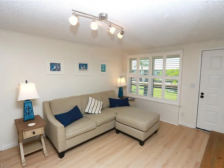 611 Palm Ave #F-30 — Photo 2