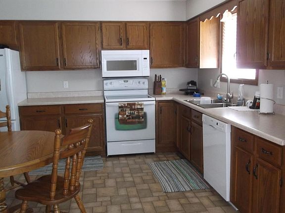 3rd image of 412 Herzog Dr NW