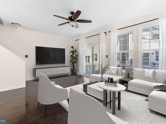 2nd image of 3567 Woodlake Dr Unit 5