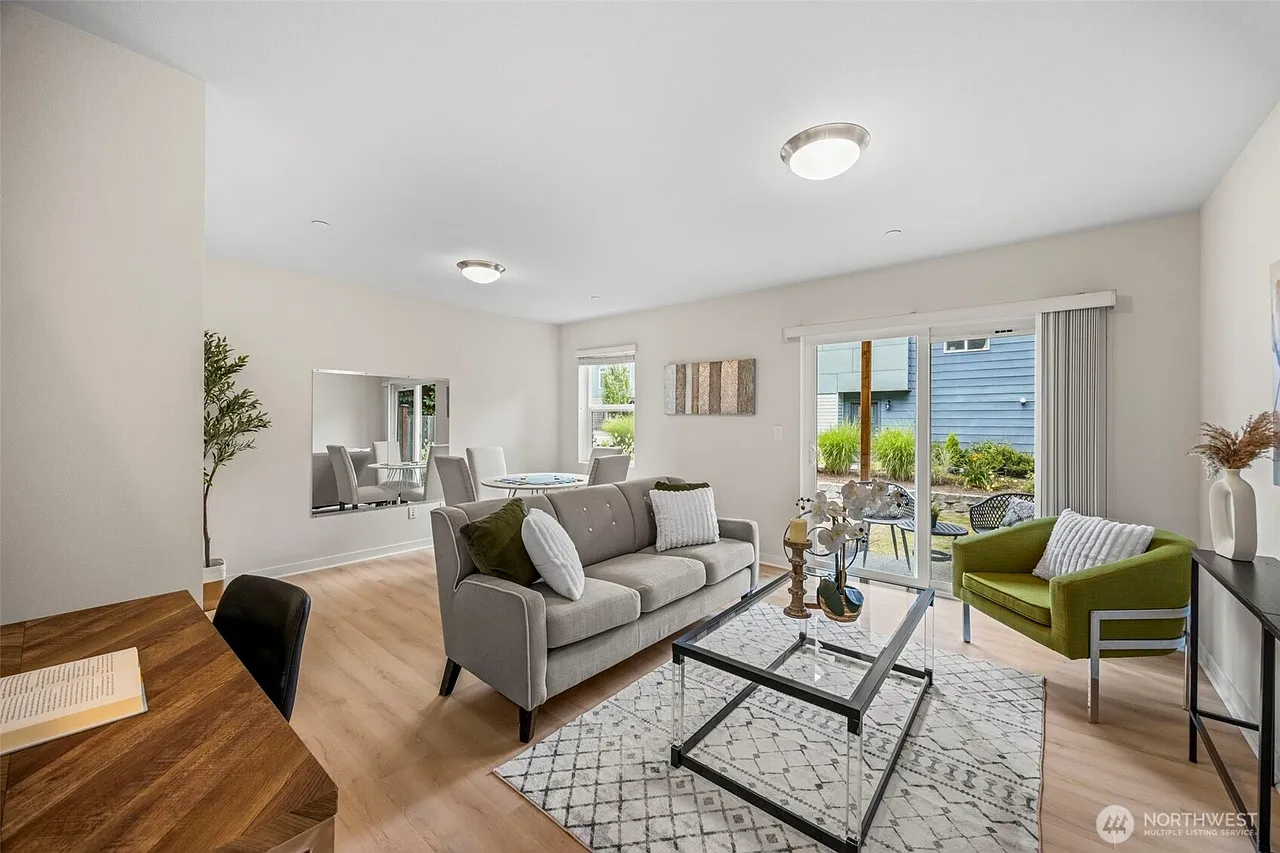 3 bed, 2.5 bath, 1971 sqft, $3,090 — Photo 3
