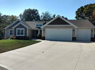 86 Country Club Rd, Holland, MI 49423