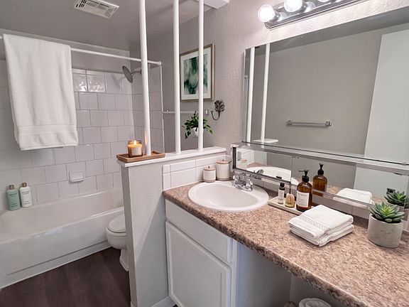 5th image of 1017 Delaware Dr APT 2