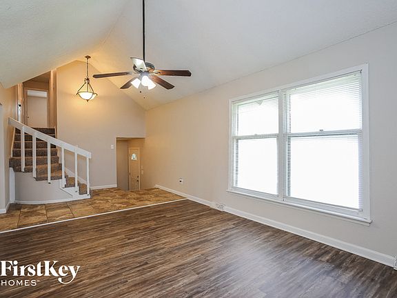 3rd image of 1000 NW Woodview Cir