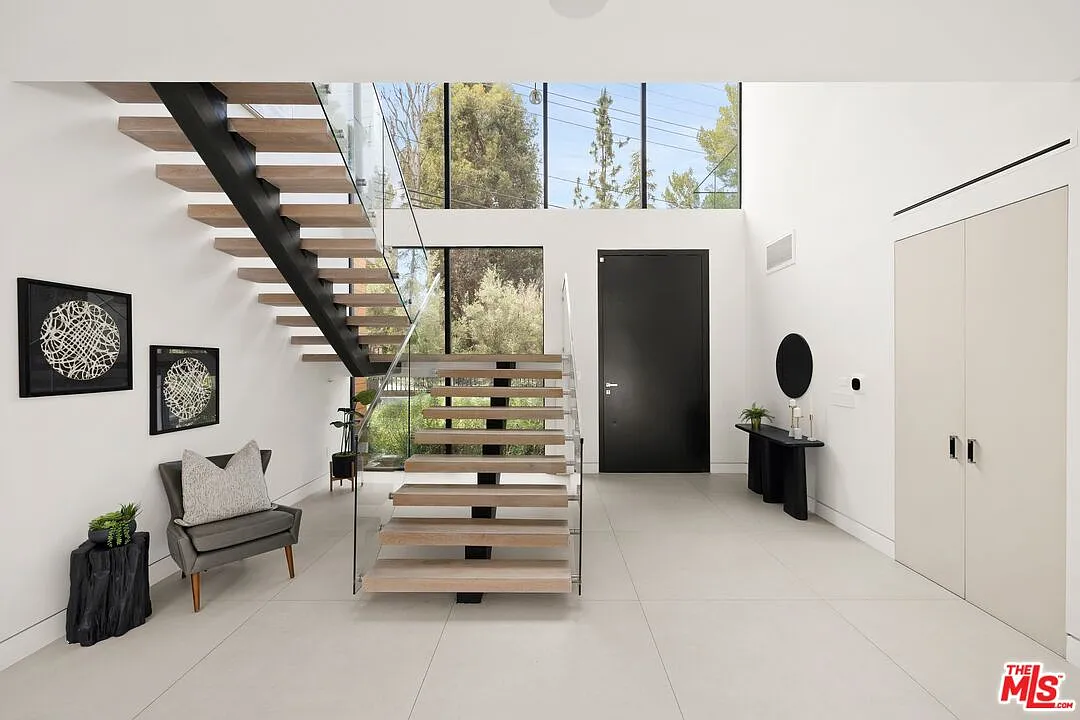 4 bed, 4.5 bath, 5000 sqft, $19,750 — Photo 4