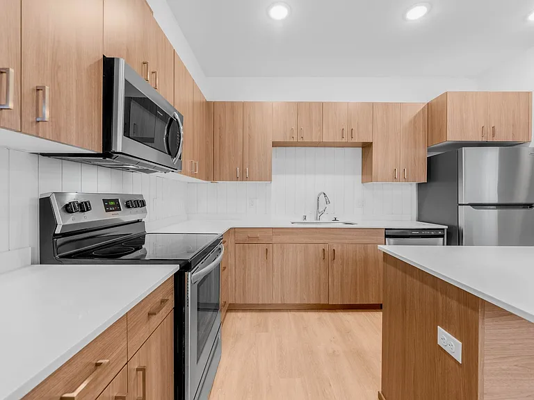 51st Street Apartments — Photo 7