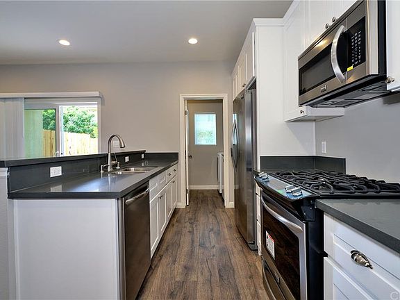 3rd image of 2820 E Hillcrest Dr