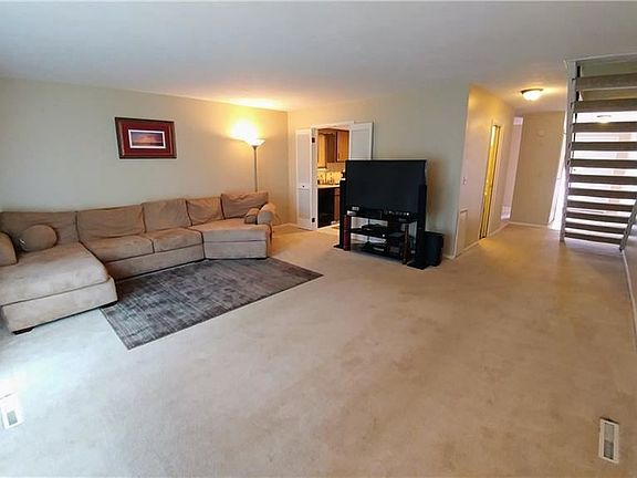 5th image of 70 Castle Ct
