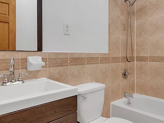 4th image of 842 Quincy St #1