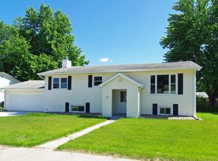 1411 E 33rd Dr, Kearney, NE 68847