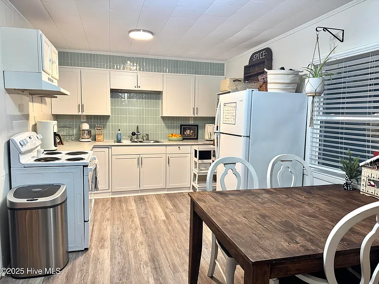 921 N Yaupon Ter #A — Photo 2