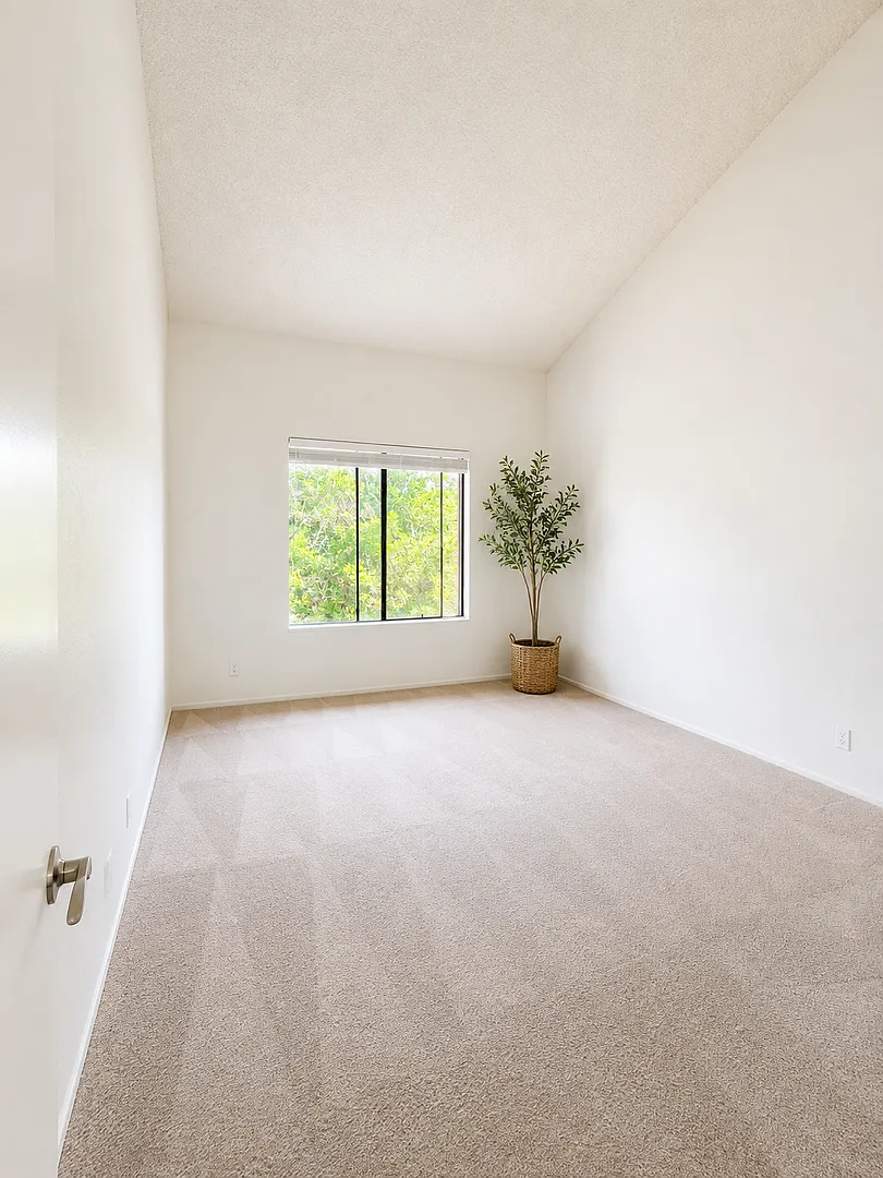Bright & Airy 1-Bedroom in Oaknoll 55+ | Vaulted Ceilings + Private Balcony — Photo 4