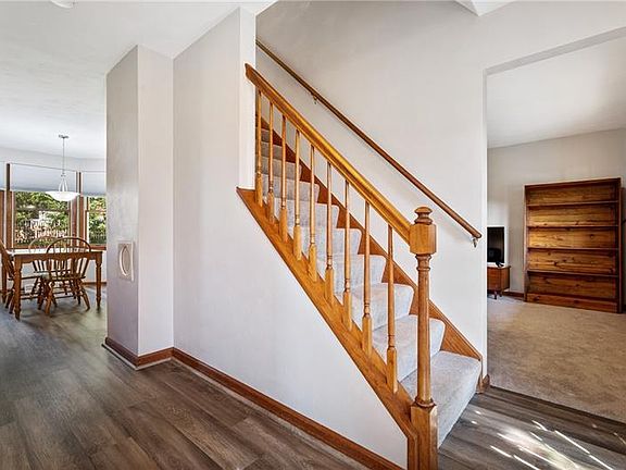 4th image of 25 Roseanne Cir
