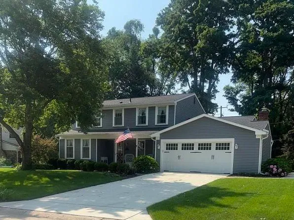15741 Robinwood Dr, Northville, MI 48168