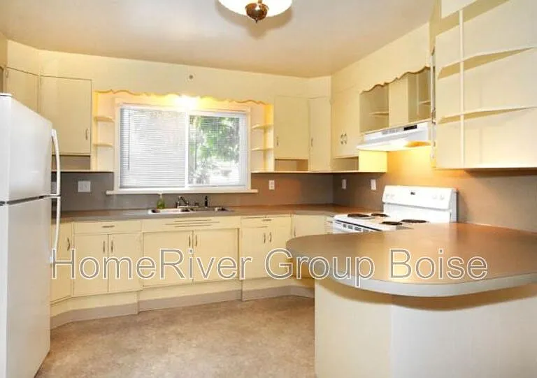 2201 W Dorian St — Photo 2