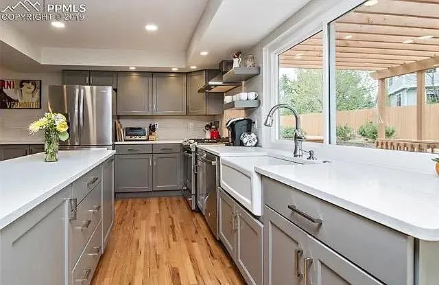 Kitchen - 318 W Cheyenne Mountain Blvd