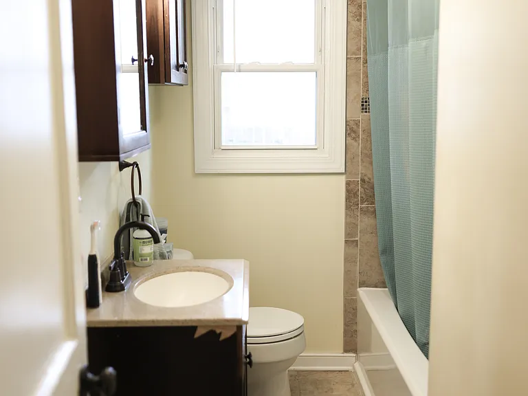Full Bath (from Hallway)