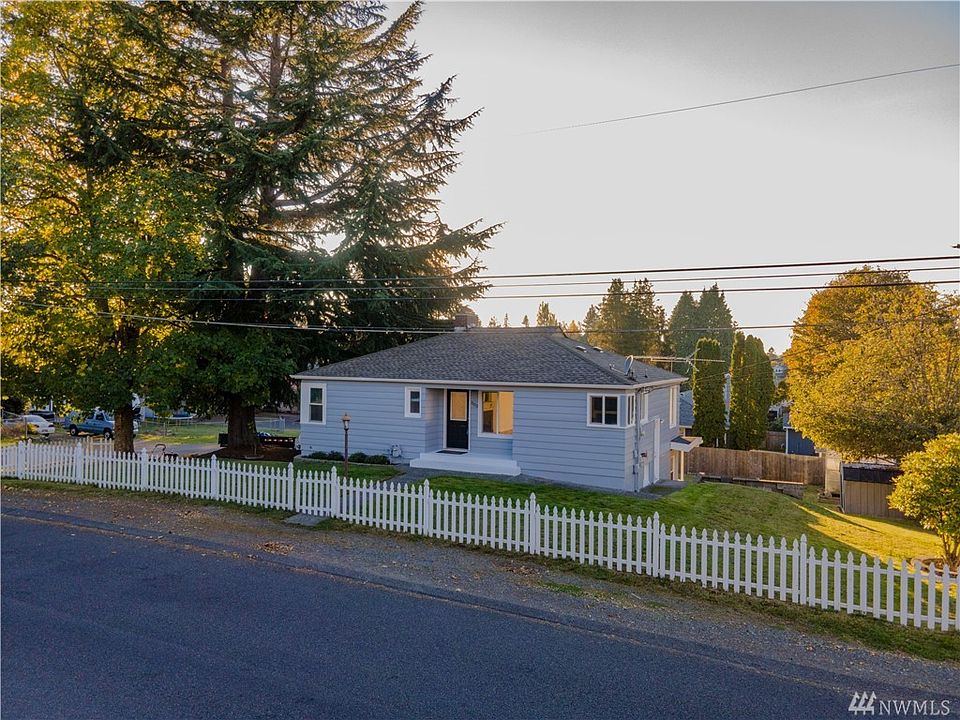 1st image of 3020 Louise Ave W