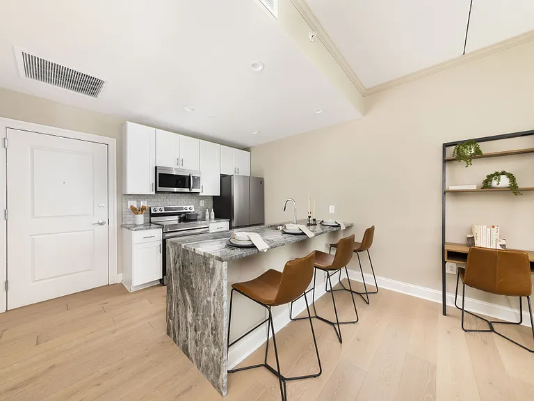 RESIDENCE ON THE GREEN (900 CHAPEL TOWER) — Photo 3