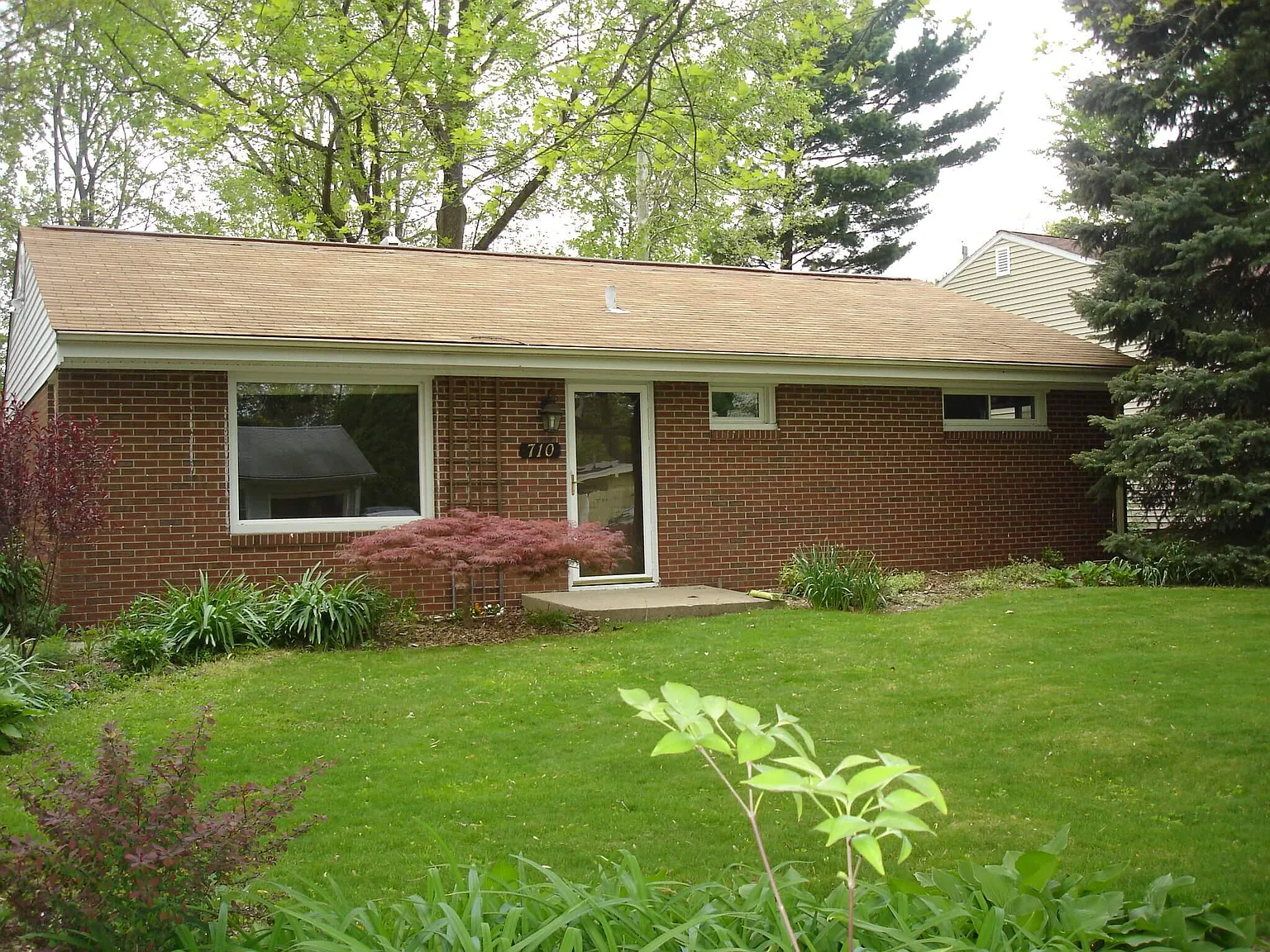 710 Richards Ln photo 1