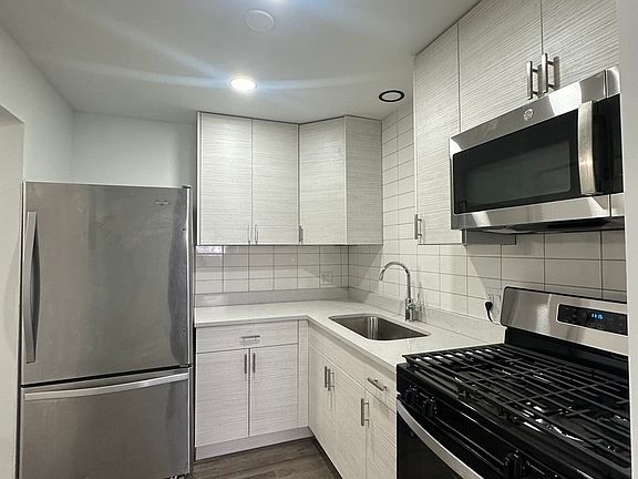 5th image of 137 E Grand Ave #6B