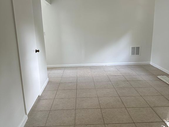 3rd image of 115 W Comanche Ave