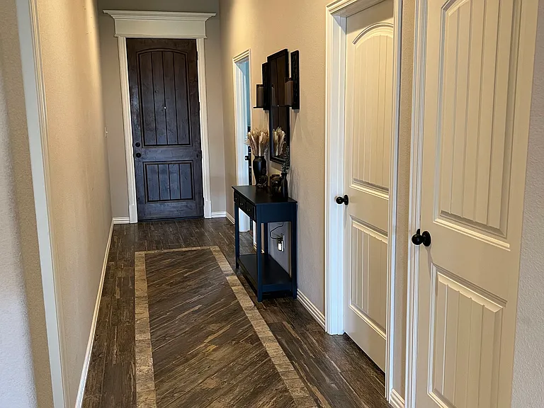 1410 Lauren Ln — Photo 1