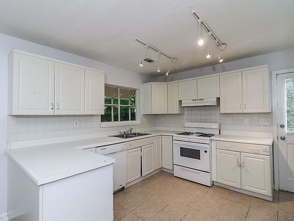 5th image of 2196 Plymouth Ln #2196
