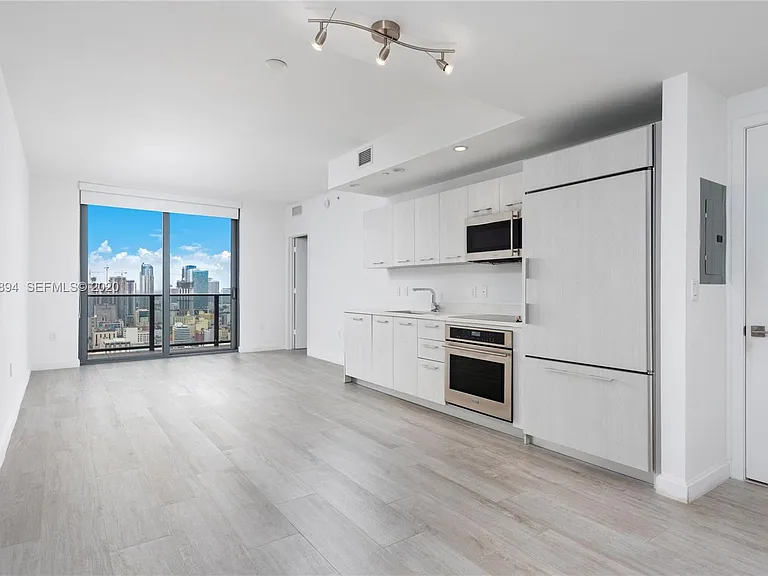 49 SW 9th St #9 — Photo 8
