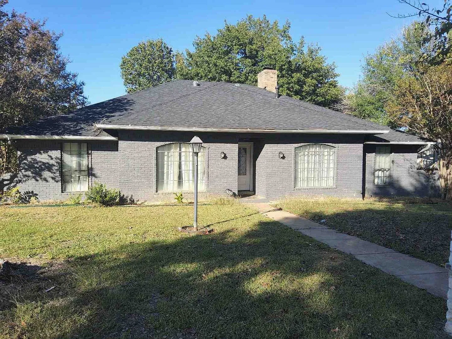 2202 Greenbriar Ct — Photo 1