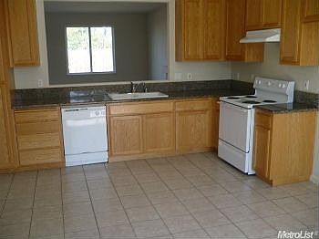 4th image of 1129 E Oak St